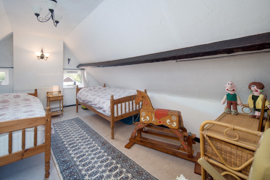 Lot: 108 - CHARMING COTTAGE WITH SELF-CONTAINED ANNEXE, GARDENS AND GARAGE - Bedroom in roof space